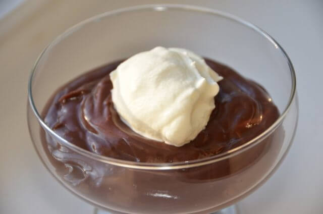 cokoladni-puding-iz-avokada-s-smetano